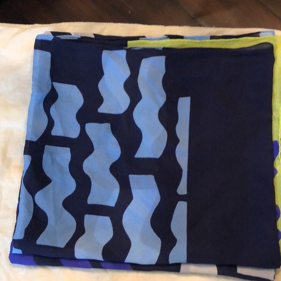 DVF Silk Vibrant mixed colors 48” x 52” Luxurious abstract scarf - Picture 10 of 12